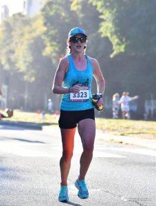 ​妹子参加马拉松拉肚子，她边拉边跑，一路拉翔还刷新了个人成绩