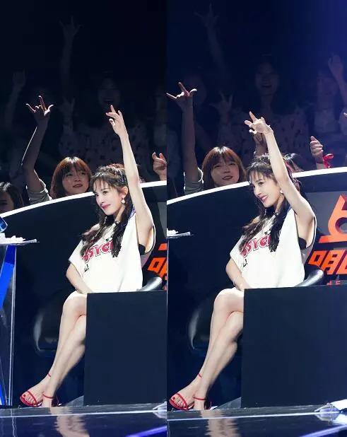 杨幂在明日之子中又露脸了,半丸子头+露肩装超吸睛,有点奼女萌