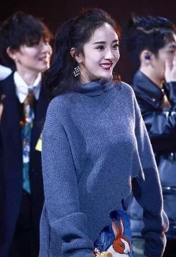 杨幂在明日之子中又露脸了,半丸子头+露肩装超吸睛,有点奼女萌