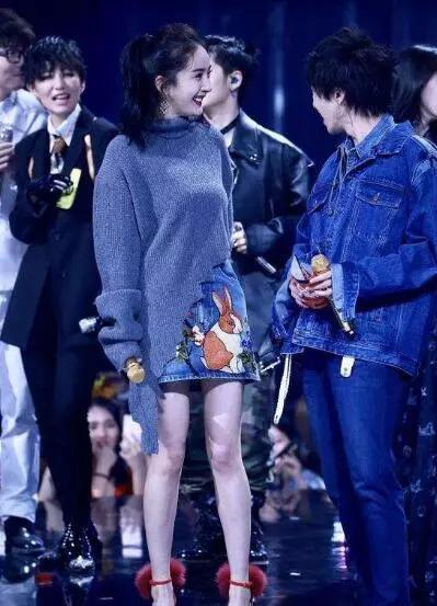 杨幂在明日之子中又露脸了,半丸子头+露肩装超吸睛,有点奼女萌