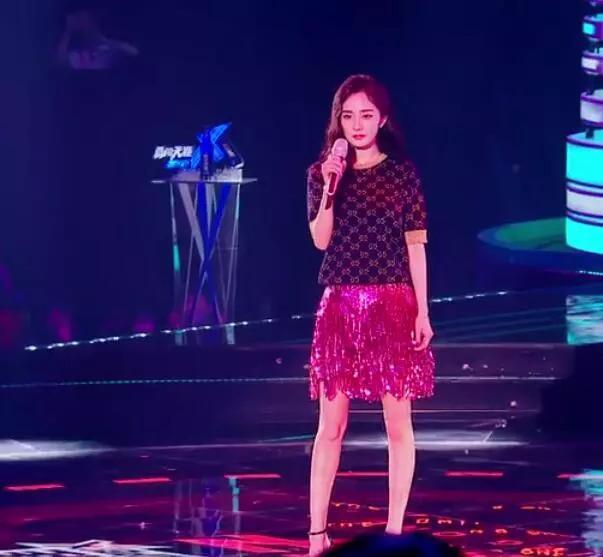 杨幂在明日之子中又露脸了,半丸子头+露肩装超吸睛,有点奼女萌