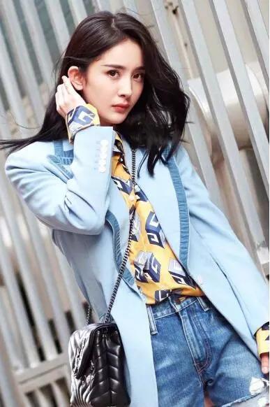 杨幂在明日之子中又露脸了,半丸子头+露肩装超吸睛,有点奼女萌