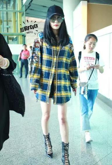 杨幂在明日之子中又露脸了,半丸子头+露肩装超吸睛,有点奼女萌