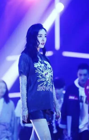 杨幂在明日之子中又露脸了,半丸子头+露肩装超吸睛,有点奼女萌
