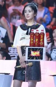 ​杨幂在明日之子中又露脸了，半丸子头+露肩装超吸睛，有点奼女萌