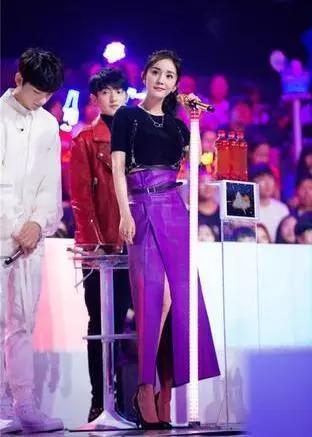 杨幂在明日之子中又露脸了,半丸子头+露肩装超吸睛,有点奼女萌