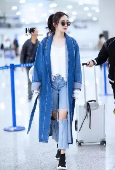 杨幂在明日之子中又露脸了,半丸子头+露肩装超吸睛,有点奼女萌