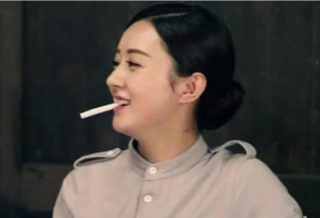 细数娱乐圈吸烟的女星，赵丽颖、baby，拿烟的姿势都很霸气！