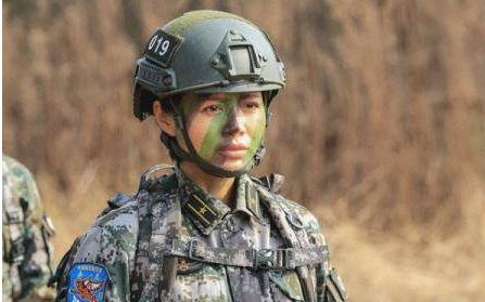 名副其实军旅之花,嫁师哥幸福21年,如今老公娶香港女星