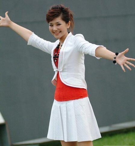 她曾是央视知名女主持,婚姻神秘还谣传离婚嫁给老梁,如今很幸福