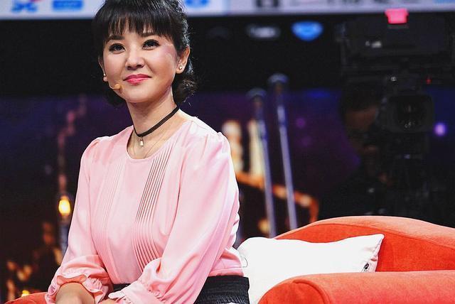 她曾是央视知名女主持,婚姻神秘还谣传离婚嫁给老梁,如今很幸福