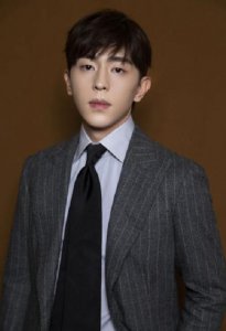 ​圈内人吐槽邓伦耍大牌，为剧组准备烧饼杀青宴，网友：“葛伦台”