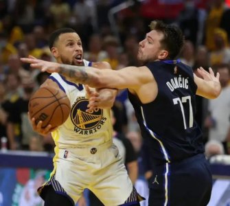 库里成为以德报怨典范?扑防后被绊倒,却希望员工拿到高额小费