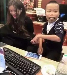 满口龅牙的他,竟一度成为网红