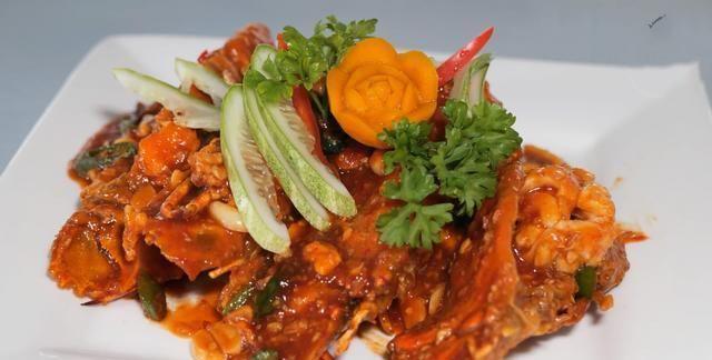 男子买2只拖鞋龙虾，切开被馋到，里面的黄比螃蟹的黄还多，太香