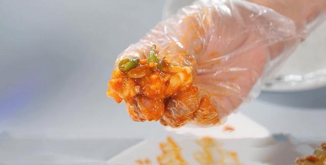 男子买2只拖鞋龙虾，切开被馋到，里面的黄比螃蟹的黄还多，太香