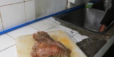 男子买2只拖鞋龙虾,切开被馋到,里面的黄比螃蟹的黄还多,太香