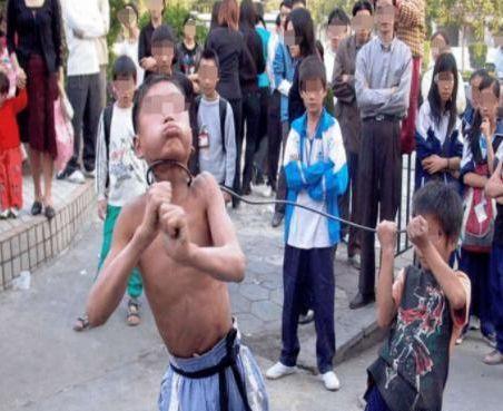 小孩遭人贩子拐卖,将其手脚打断乞讨博同情,父母找到时悲痛欲绝