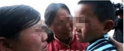 小孩遭人贩子拐卖,将其手脚打断乞讨博同情,父母找到时悲痛欲绝