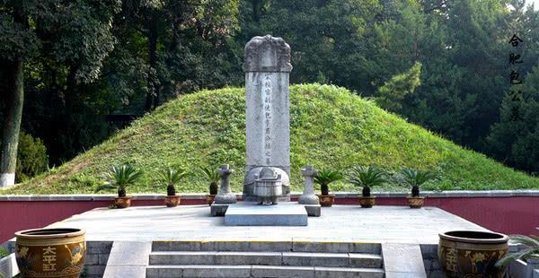 清廷厚葬李鸿章,引得盗墓贼炸墓鞭尸,墓中俩金砖让人很是疑惑