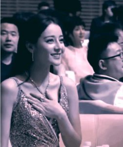 辣眼睛!迪丽热巴金色深V低胸礼服性感指数爆表