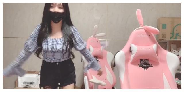 小团团直播再次露脸,被嘲讽太胖后换装,扎起双马尾把粉丝看呆了