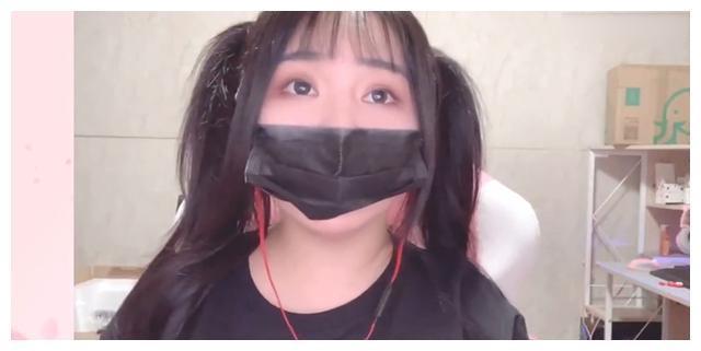小团团直播再次露脸,被嘲讽太胖后换装,扎起双马尾把粉丝看呆了