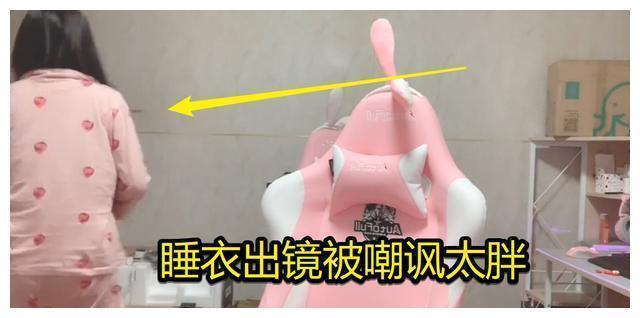 小团团直播再次露脸,被嘲讽太胖后换装,扎起双马尾把粉丝看呆了