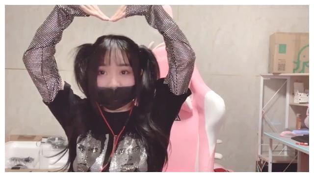 小团团直播再次露脸,被嘲讽太胖后换装,扎起双马尾把粉丝看呆了