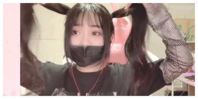 小团团直播再次露脸,被嘲讽太胖后换装,扎起双马尾把粉丝看呆了