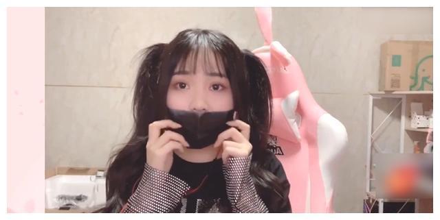 小团团直播再次露脸,被嘲讽太胖后换装,扎起双马尾把粉丝看呆了