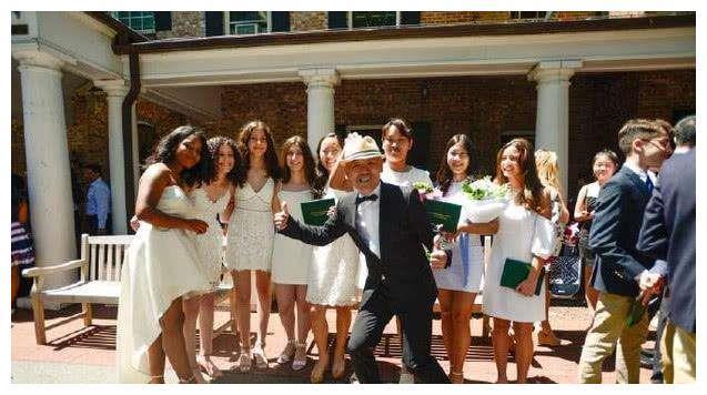 周立波在美国参加女儿毕业典礼，一家人合影，女儿太像他了