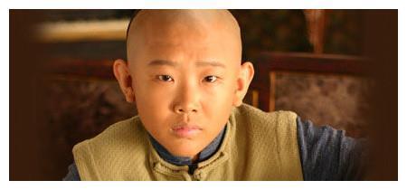 他天生一张娃娃脸,演了15年的小孩子,如今33岁老婆看上去像妈妈