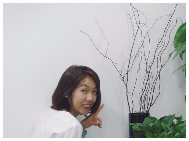 他天生一张娃娃脸,演了15年的小孩子,如今33岁老婆看上去像妈妈