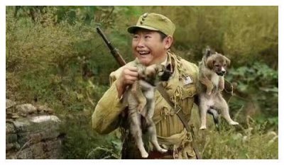 他天生一张娃娃脸,演了15年的小孩子,如今33岁老婆看上去像妈妈