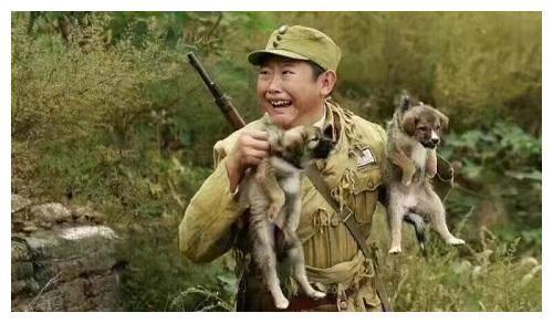 他天生一张娃娃脸,演了15年的小孩子,如今33岁老婆看上去像妈妈