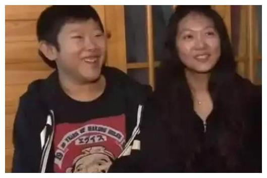 他天生一张娃娃脸,演了15年的小孩子,如今33岁老婆看上去像妈妈