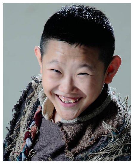 他天生一张娃娃脸,演了15年的小孩子,如今33岁老婆看上去像妈妈