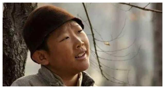 他天生一张娃娃脸,演了15年的小孩子,如今33岁老婆看上去像妈妈