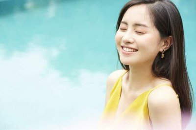 韩国少女时代成员秀英素颜照曝光,金黄色礼服裙收获33万赞