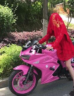 姑娘问老板,是茄子好,还是黄瓜好