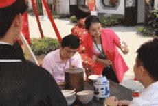 姑娘问老板,是茄子好,还是黄瓜好