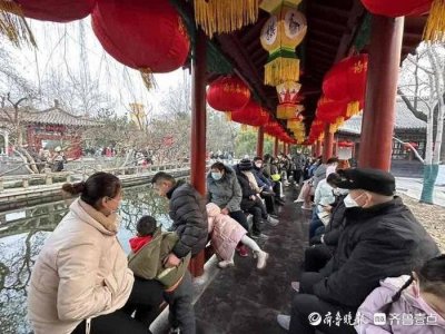 济南趵突泉花灯会开灯前,公园内人气满满