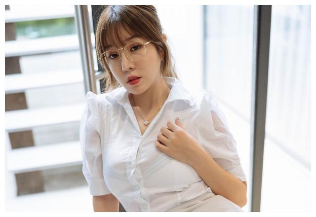 御姐的王雨纯上演一场私房视觉。 ??