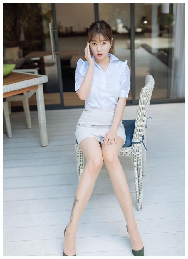 御姐的王雨纯上演一场私房视觉。 ??