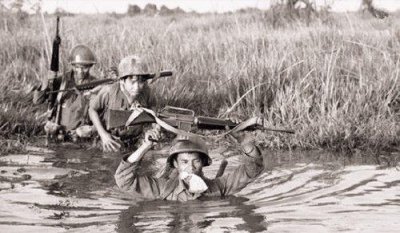 ​越战老照片：一名女战俘被蒙着眼睛，腰上绑着手雷活活炸死