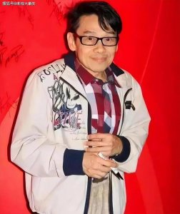 身高不足1.5米,驼背,79岁再拿金像奖的他,在香港只手遮天