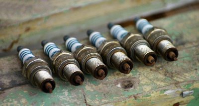 火花塞紧一点好还是松一点好