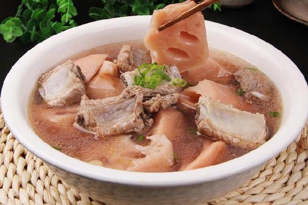 莲藕排骨汤的功效与营养 莲藕排骨汤的做法 莲藕排骨汤的功效与营养 莲藕排骨汤的做法