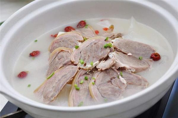 羊肉汤用哪个部分的羊肉 羊肉汤的做法及配料 羊肉汤用哪个部分的羊肉 羊肉汤的做法及配料